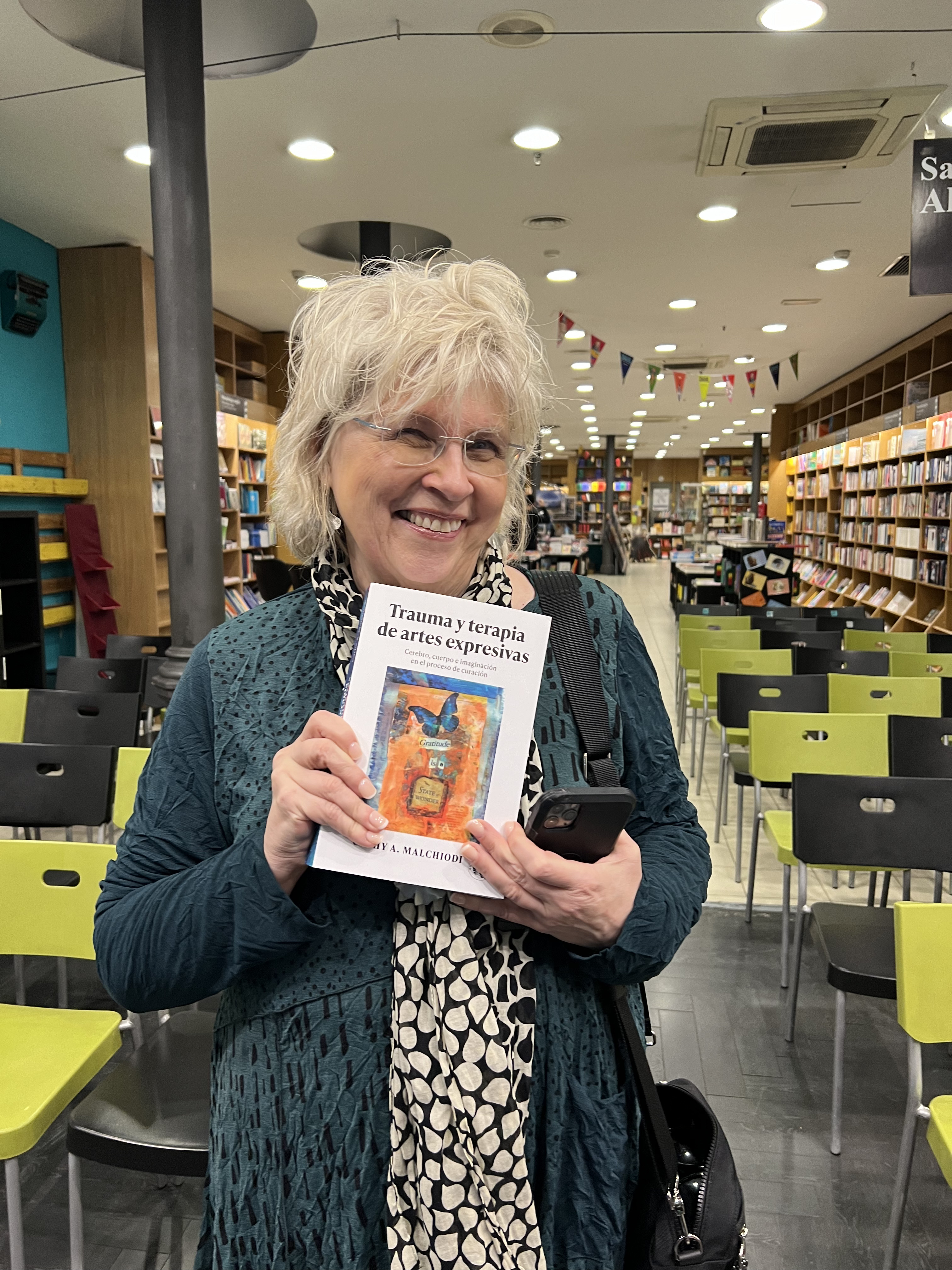 Cathy Malchiodi, PhD: «La teràpia d’arts expressives fa que els individus passin d’estar «en les seves ments» a estar més plenament als seus cossos, i això de manera natural»